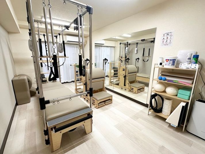 当スタジオ全体。マシンから備品まで充実した環境。 - SHISHINJUKU Pilates studio２ 西新宿で一番駅チカ　最安最高品質な”マシン”ピラティススタジオの室内の写真