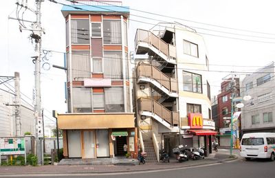 下丸子駅の改札を出て目の前に見える
左手のビルの４Fがスタジオです。 - 【下丸子駅チカ徒歩0分】オードリー・レンタルダンススタジオ３号店 【下丸子駅チカ徒歩０分】オードリー・レンタル・ダンススタジオの室内の写真