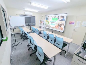 100インチプロジェクターでセミナーもできる - rental lounge神保町&水道橋&日大前 rental lounge神保町駅&水道橋駅日大前の室内の写真