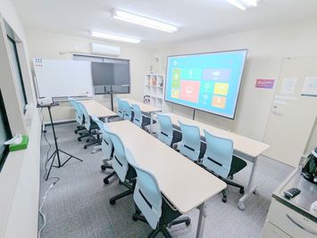 プロジェクターとスクリーンで最大12名でセミナーも出来る - rental lounge神保町&水道橋&日大前 rental lounge神保町駅&水道橋駅日大前の室内の写真