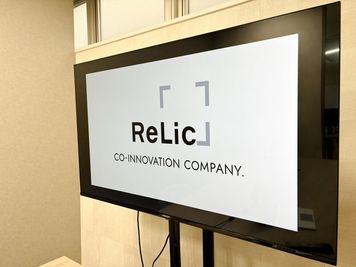 55型の大型モニターを設置 - Relic SQUARE ZERO 貸し会議室の室内の写真