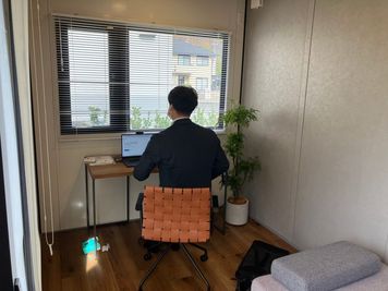 【利用事例の紹介】
オンライン会議でご利用（PC持参）
※写真はイメージです。 実際のレイアウト・設備など異なる場合がありますので、ご注意ください。 - U-SPACE　函館店 Livingのその他の写真