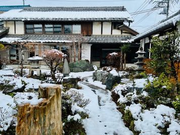 雪の日のミンカ - 蔵と和風庭園の築140年の古民家、癒しのスペース【ミンカ熊谷】 【ミンカ熊谷】　蔵と和風庭園の築140年古民家(～６名)の外観の写真