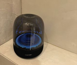 【Bluetooth高音質スピーカー】Harman/KardonのAura3☆接続も簡単です！ - SEEN by ORCHID 広尾（シーンバイオーキッドヒロオ） 貸切プライベート｜エステ・マッサージ店舗スペースの設備の写真