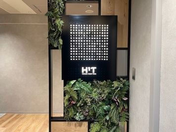 H¹T秋葉原中央北口 ROOM X 01の入口の写真