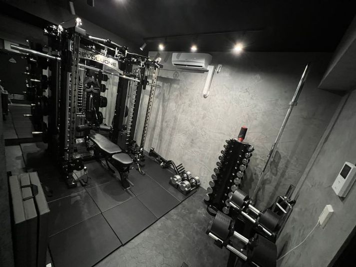 PMG-GYM 器具・グッズ豊富！キッズスペース・シャワー・トイレ完備の室内の写真