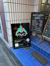 PMG-GYM 器具・グッズ豊富！キッズスペース・シャワー・トイレ完備の室内の写真