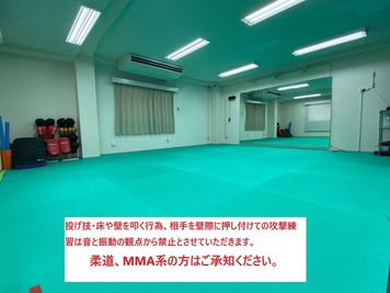 ご利用についての禁止事項についてご留意願います。 - 浅草橋　まんてんジム パーソナルトレーナーさんを応援する多目的スペース「まんてんジム」の室内の写真