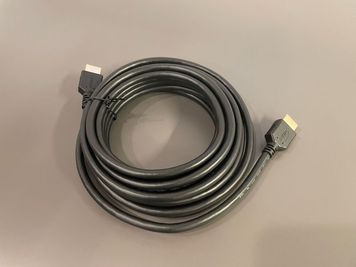 5mのHDMI ケーブルを備えています。 - アオトネスト4階コワーキング利用（1名様利用料金） コワーキングデスク１名利用 　G席(4階フロア）の室内の写真