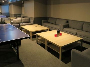 ソファー席とテーブル席がございます。 - 歌舞伎町の大型アミューズメントバー「東京PingPong」 東京PingPongの室内の写真