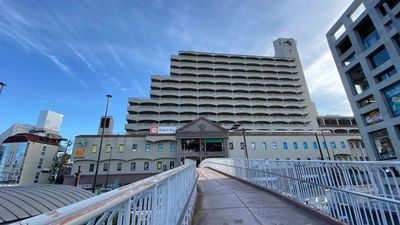 夙川駅南口正面のダイエービル（夙川グリーンタウン）３F。夙川駅ロータリーから歩道橋・地下道で接続されています。 - にしのみやCoworking コワクラ 夙川駅前 コワクラスペースC（10〜11名用／個室）の室内の写真