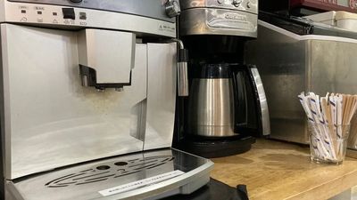 コーヒー・紅茶はフリードリンクでご用意しております - にしのみやCoworking コワクラ 夙川駅前 コワクラスペースC（10〜11名用／個室）の設備の写真