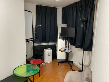 RAKUNA 新宿 アート部屋の室内の写真