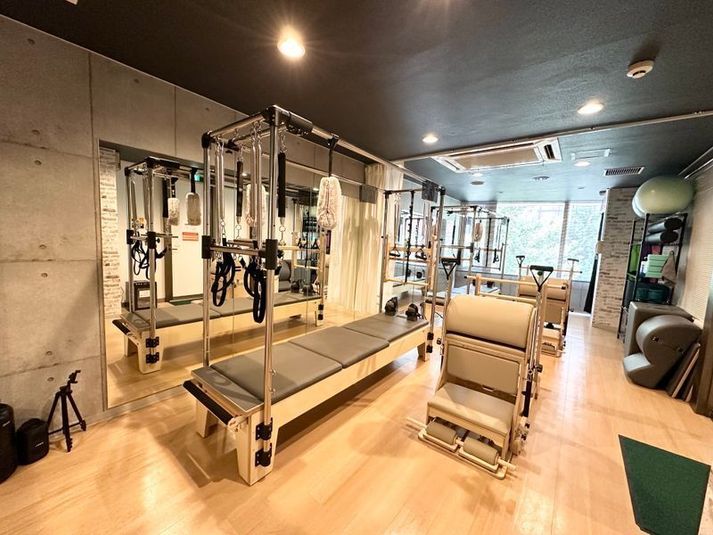 【Aスペース】窓際。光差し込む心地良い空間 - SHINJUKU Pilates studio１【Aスペース】 新宿で一番駅近＆最安＆広い最高品質な”マシン”ピラティススタジオの室内の写真