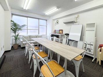 【神田駅1分｜最大18名｜Room B】オープン特価🉐プロジェクター・Wi-Fi・ホワイトボード・土足・24時間・全設備無料 - 【Good Space会議室 山友旭ビル】