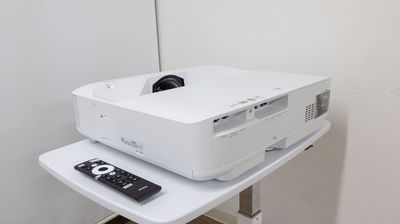 プロジェクター(高音質スピーカー搭載) - 『アイデアナビゲーションルーム』名古屋丸の内店 貸し会議室188の設備の写真