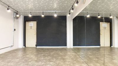 鏡：幅4.2m×高さ1.8m - レンタルスタジオEloa 大阪吹田店 レンタルスタジオEloa　大阪吹田店の室内の写真