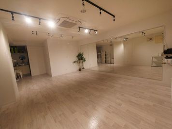 ・ダウンライトで薄暗くできます - STUDIOFLAG横浜1号店の室内の写真