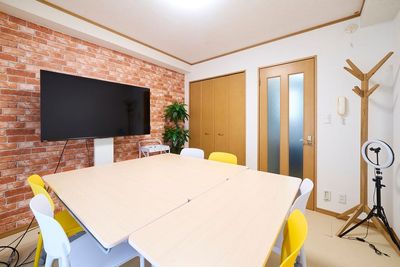 お部屋には机が４台、椅子は１２脚あります！ - レンタルスペース「M's」市川 市川駅前の多目的レンタルスペース「M's」ですの室内の写真