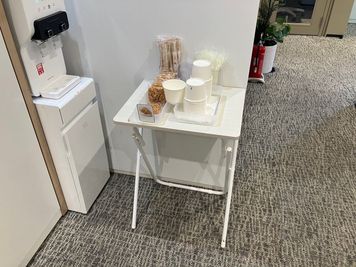 小腹が空いたときにぴったりなチキンラーメンも無料でご用意しております。 - SoloTime 藤沢 MEETING ROOM（4名用完全個室）の室内の写真