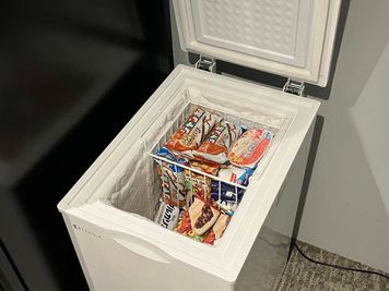 冷凍庫の中には「雪見だいふく」等、無料のアイスクリームを沢山ご用意！運が良いと「ハーゲンダッツアイスクリーム」があることも！ - SoloTime 松戸 SOFA SEAT（オープン席）の室内の写真