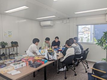 【利用事例の紹介】
大きなデスクを活用しボードゲーム会
※写真はイメージです。 実際のレイアウト・設備など異なる場合がありますので、ご注意ください。
 - U-SPACE　高崎店 Meetingのその他の写真