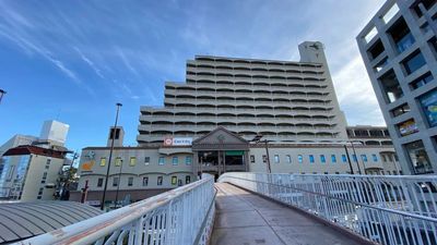 夙川駅南口正面のダイエービル（夙川グリーンタウン）３F。夙川駅ロータリーから歩道橋・地下道で接続されています - にしのみやCoworking コワクラ 夙川駅 コワクラ A-2（4〜5名用／パーテーションルーム）の外観の写真