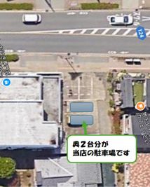 当店の駐車場です。奥２台分のスペースをご利用いただけます。優先予約などはありませんので、ご注意ください。手前の２台分は他店の駐車場となります。 - フリースペースつどい つどい　ルームA・Bのその他の写真