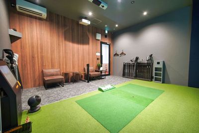 完全個室でシミュレーションゴルフをお楽しみいただけます。 - GOLFNEXT24 本牧店 Aルームの室内の写真