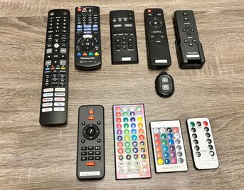 上段左から：TV、ブルーレイプレーヤー、サウンドバー、リングライト、天井照明
下段左から：プラネタリウム、ムーンライト、TV裏バックライト、カーテンライト - グッドワン【おうちスペース】京都市役所駅前店 グッドワン京都寺町【笑顔が見れる、おうちスペース】の室内の写真