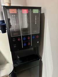 フリードリンクございます - 赤坂・溜池山王の貸スペース　ペチャクチャ room1 コワーキングスペース 半個室Eの設備の写真