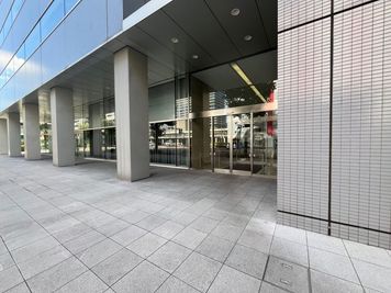 【ビル入口】 - TIME SHARING 横浜高島町 横浜花咲ビル 12Fの入口の写真