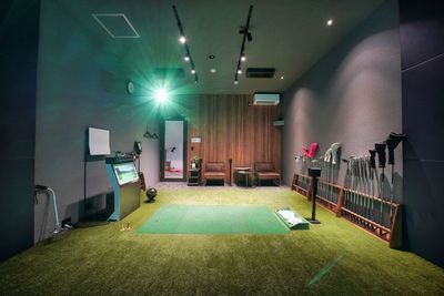 気心知れた方を同伴（1~3名様）してのプレーも追加料金なしでご利用可能🌟 - GOLFNEXT24 狭山店 Aルームの室内の写真