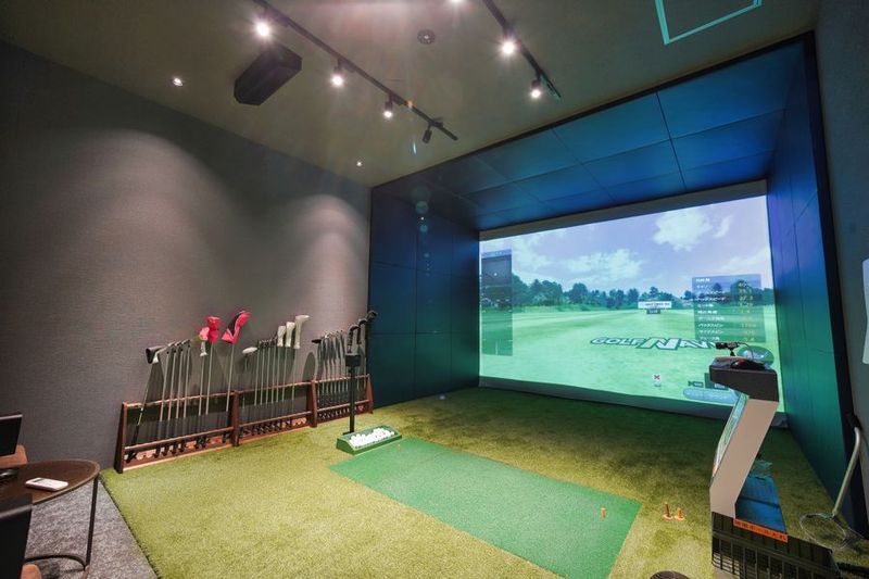 完全個室でシュミレーションゴルフをお楽しみいただけます。 - GOLFNEXT24 所沢店 Cルームの室内の写真