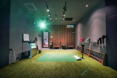 気心知れた方を同伴（1~3名様）してのプレーも追加料金なしでご利用可能🌟 - GOLFNEXT24 所沢店 Cルームの室内の写真