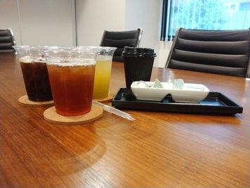 コーヒー・紅茶・緑茶などをお愉しみいただけます。 - Workmedi新宿 ワークメディ会議室Aの室内の写真