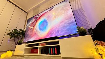 75インチテレビとDOLBY Atmos対応サウンドバーで大迫力の映像と音で画面の向こう側へ没入！
 - グッドワン【おうちスペース】京都市役所駅前店 グッドワン京都寺町【笑顔が見れる、おうちスペース】の室内の写真