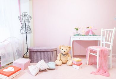 壁も床もパステルピンクのお部屋🎀１つのスタジオでピンクの背景も撮影できちゃう！ - 撮影スタジオDOLLY新大久保 幅4m超えの大きい窓から自然光が降り注ぐ明るい撮影スタジオの室内の写真