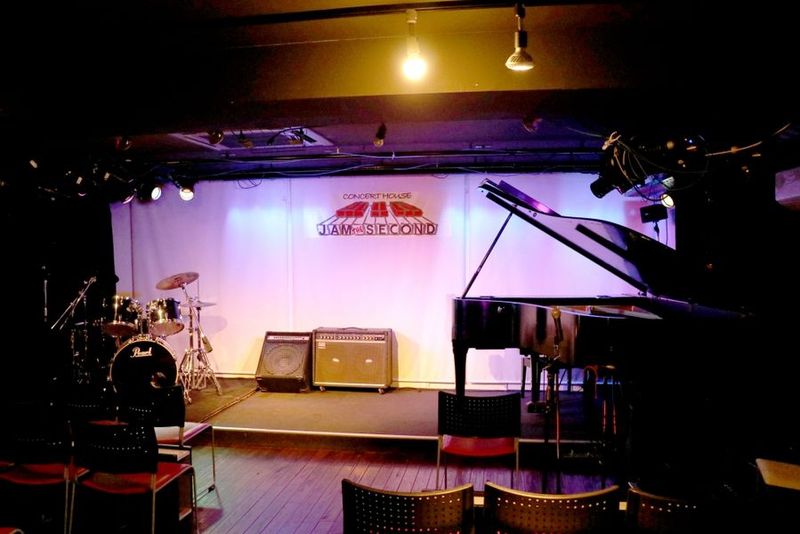 横浜ジャム音楽学院 練習スタジオ　グランドピアノ　ドラムセット　アンプ　マイクPA　の室内の写真