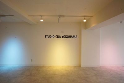 天井からのライトはリモコンで6パターンに変更が可能です。 - レンタルスタジオ「STUDIO CDA YOKOHAMA」 STUDIO CDA YOKOHAMAの室内の写真