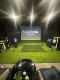 【広々した空間でのびのびプレイ♪】 - CLUBHOUSE 72 × GOLFZON 大型プロジェクター完備◎インドアゴルフ機器◎誕生日会や上映会も◎の室内の写真