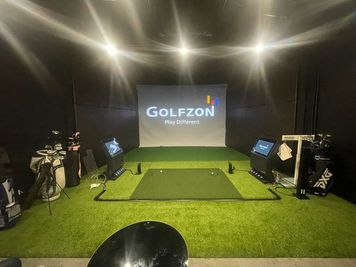 【まっすぐからの光景】 - CLUBHOUSE 72 × GOLFZON 大型プロジェクター完備◎インドアゴルフ機器◎誕生日会や上映会も◎の室内の写真