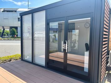 お部屋の外観はこちらです！※始めに別棟の受付までお越しください - U-SPACE 松山店 Work2の外観の写真