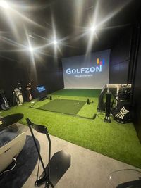 【入り口からの光景】 - CLUBHOUSE 72 × GOLFZON 大型プロジェクター完備◎インドアゴルフ機器◎誕生日会や上映会も◎の室内の写真