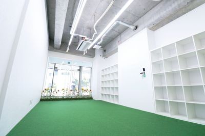 ヨガ教室などの利用に人気のお部屋です。清潔感があり開放感もある明るいスペースです♪ - 多目的レンタルスペース「WakWAk STEAM lab」 多目的レンタルスペースWakWak STEAM labの室内の写真