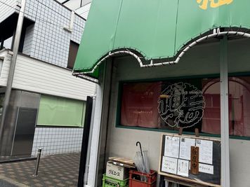 1a出口出て右手に30秒ほどでグリーンの庇の中華料理屋さん、その横の路地を右手へ曲がる - レンタルスペース８神楽坂 神楽坂のレンタルスペース８（ hachi ）のその他の写真