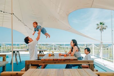 テラス席もあります。気持ちい風を感じながら気分転換にも。 - AOSHIMA PICNIC CLUB 青島の海と大自然を見下ろす絶景のコミュニティラウンジの設備の写真