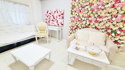 白を基調とした家具や、お花がたくさんあるお部屋🎀🤍プリンセスになりたい方、可愛いものが好きな方のための撮影できるスペース💕 - YOYO北堀江