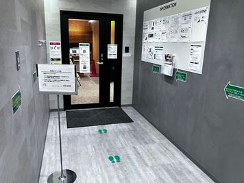 施設入口はオートロック　 - アップ教育企画の会員制自習室 Private Room 2の入口の写真