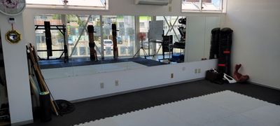 ダンスや格闘技のフォーム確認に最適なミラー - Deffic IMMF 盛岡武館 軽運動用スタジオ（道場）の設備の写真